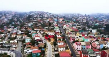 Valparaiso 'daki tepelerde renkli evlerin hava drone timelapse, Şili