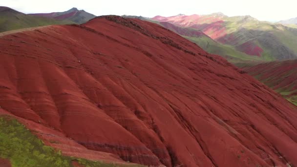 Luchtfoto drone panorama van adembenemende rode vallei van de Andes gebergte, Peru — Stockvideo