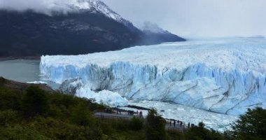 Perito Moreno Buzulu 'nda turist kalabalıkları timelapse, Patagonia, Arjantin