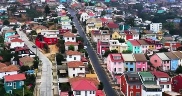 Antenn drönare Timelapse av färgglada hus på kullarna i Val Paraiso, Chile — Stockvideo