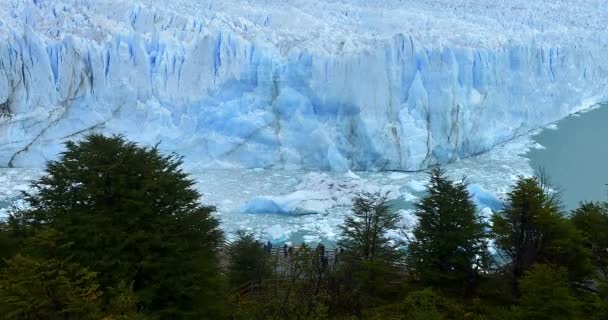 Timelapse van toeristen menigten in de gletsjer van Perito Moreno, Patagonië, Argentinië — Stockvideo