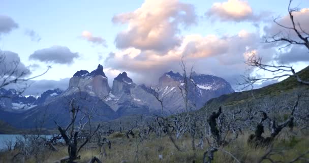 Widok upływ czasu Torres del Paine pochmurne góry, Patagonia, Chile — Wideo stockowe