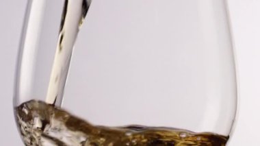 Bir bardak köpüklü soda veya limonata veya elma şarabı kapatın. Yavaş çekimde Red 6k kamerada çekim