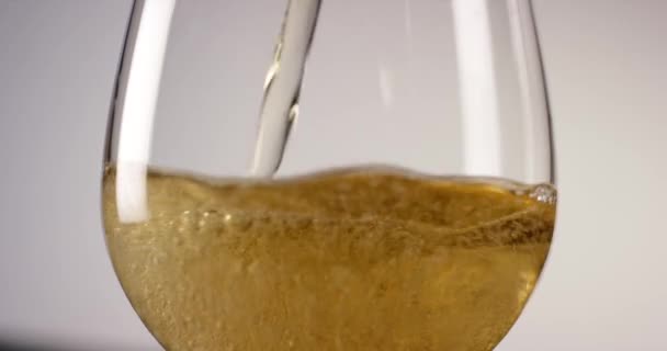 Chiudere acqua gassata frizzante o limonata o sidro in un bicchiere. Girato sulla fotocamera 6K rossa al rallentatore — Video Stock