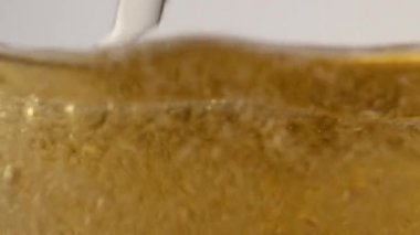 Aşırı yakın köpüklü soda veya limonata veya elma şarabı bir bardak. Yavaş çekimde Red 6k kamerada çekim