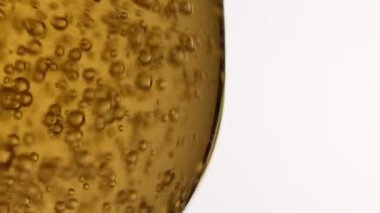Aşırı yakın köpüklü soda veya limonata veya elma şarabı bir bardak. Yavaş çekimde Red 6k kamerada çekim