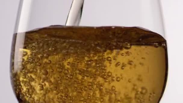 Mineralwasser oder Limonade oder Apfelwein in einem Glas verschließen. Aufnahme auf roter 6k Kamera in Zeitlupe — Stockvideo
