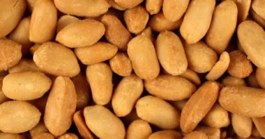 Kavrulmuş tuzlu fıstık yavaş çekimde döner. Kırmızı 6k kamerada çekilen üst görünümü ne kadar yakın