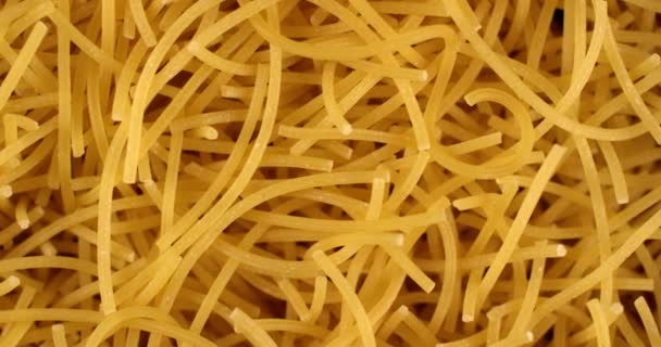 Pastas de sopa de cabello ángel Vermicelli girando en cámara lenta. Vista superior de cerca extrema, filmada con la cámara RED 6K — Vídeos de Stock