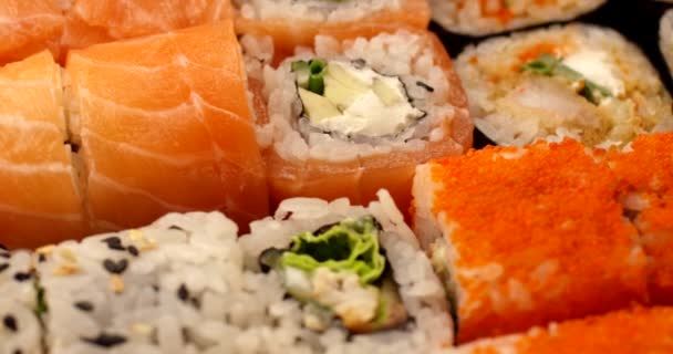 Färska sushi rullar roterande i slow motion. Extrem närbild, skjuten på röd 6k kamera — Stockvideo