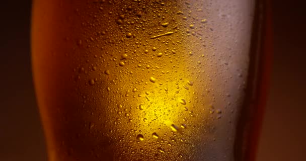 Bicchiere di birra ruotante al rallentatore. Vista da vicino estrema, ripresa sulla fotocamera RED 6K — Video Stock