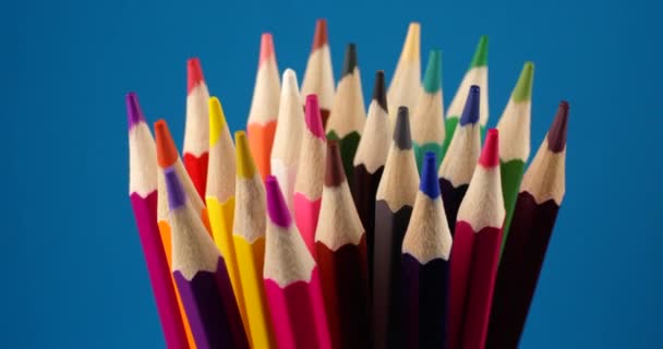 Set di matite multicolori ruotanti su uno schermo blu, sfondo cromakey. Vista da vicino estrema, ripresa sulla fotocamera RED 6K — Video Stock