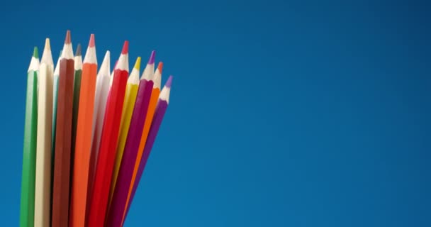 Conjunto de lápis multicoloridos girando em uma tela azul, fundo cromado. Visão de close-up extrema, filmado na câmera RED 6K — Vídeo de Stock