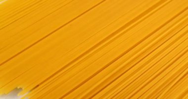 Spagetti beyaz bir arka plan üzerinde görünür. Makro görünümü kapatın, Red 6k kamerada çekim