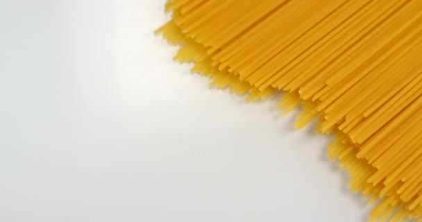 Spagetti beyaz bir arka plan üzerinde görünür. Makro görünümü kapatın, Red 6k kamerada çekim — Stok video