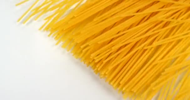 Spaghetti erscheinen auf weißem Hintergrund. Nahaufnahme Makroaufnahme, aufgenommen auf roter 6k-Kamera — Stockvideo