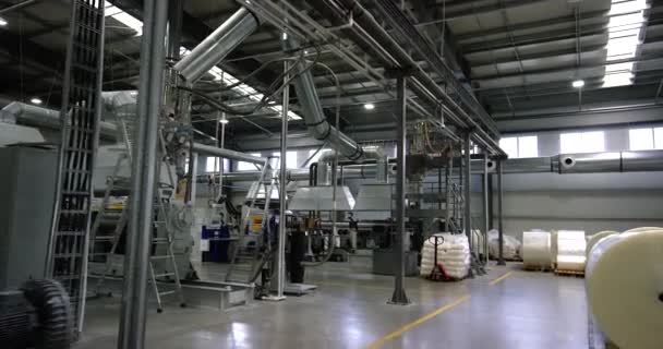 Interiér průmyslové továrny s moderním technologickým vybavením. Záběr na 6k červený fotoaparát — Stock video