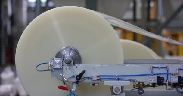 Fabrication de contenants de boîtes alimentaires d'emballage en plastique avec des industries de machines à haute performance. Tourné sur caméra rouge 6K . — Video