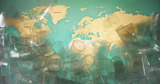 Augmentation des articles en plastique et des emballages provoque la pollution de l'environnement de l'écologie mondiale. Réduire le concept de déchets. Tourné sur caméra 6K ROUGE au ralenti . — Video