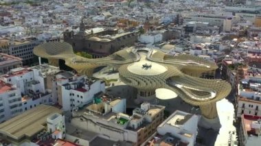 Dünyanın en büyük ahşap yapısının havadan görünümü - Metropol Parasol. Seville, İspanya. Yaz 2019.