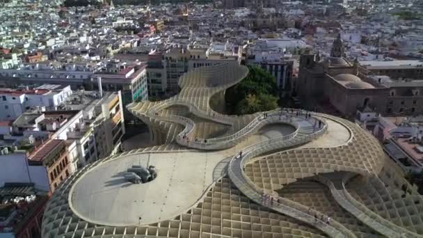 Pemandangan udara bangunan kayu terbesar di dunia Metropol Parasol. Seville, Spanyol. Musim panas 2019 . — Stok Video