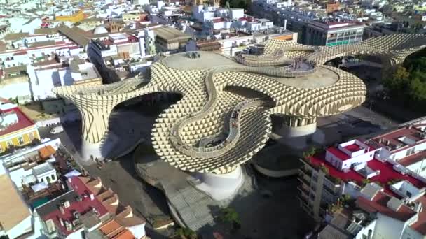 Pemandangan udara bangunan kayu terbesar di dunia Metropol Parasol. Seville, Spanyol. Musim panas 2019 . — Stok Video