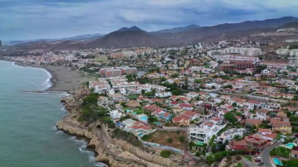Letecký pohled na Calu del morálního pobřeží s mořem a horami kolem něj. Malaga, Španělsko. Léto, 2019 — Stock video