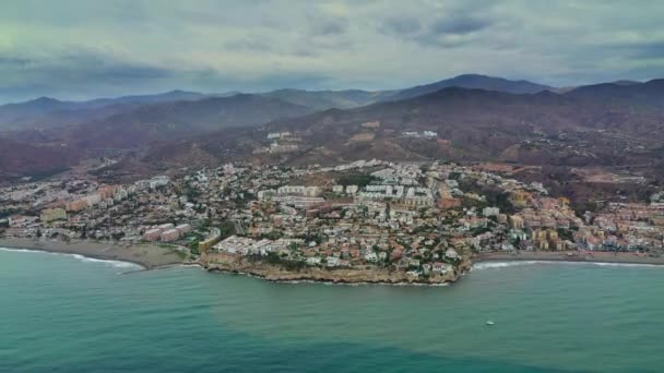 Luftutsikt över Cala del Moral kusten med havet och bergen som omger den. Malaga, Spanien. Sommar, 2019 — Stockvideo