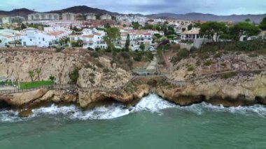 Deniz ve onu çevreleyen dağlar ile Cala del Moral kıyı şeridinin havadan görünümü. Malaga, İspanya. Yaz, 2019