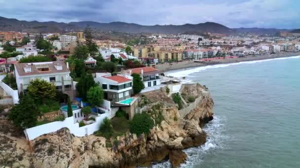 칼라 델 모랄 해안선의 조감도를 따라 둘러싸고 있는 바다와 산들. 말라가, 스페인. 2019년 여름 — 비디오