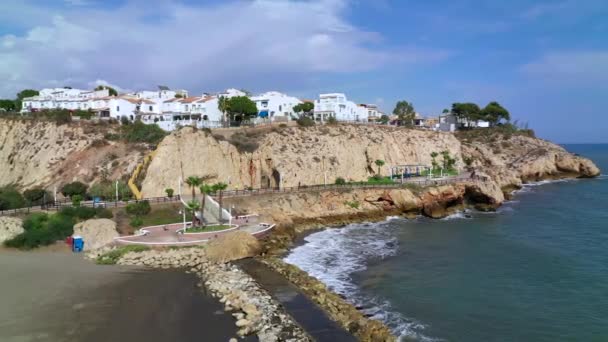それを取り巻く海と山とカラデルモラル海岸線の航空写真。マラガ、スペイン。2019年夏 — ストック動画