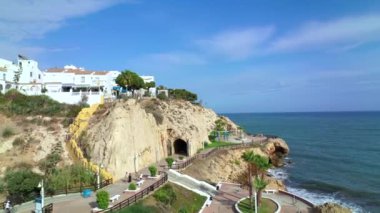 Deniz ve onu çevreleyen dağlar ile Cala del Moral kıyı şeridinin havadan görünümü. Malaga, İspanya. Yaz, 2019