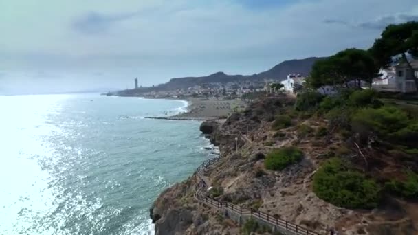Luftaufnahme der Küste von Cala del Moral mit dem Meer und den umliegenden Bergen. malaga, spanien. Sommer 2019 — Stockvideo
