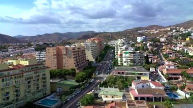 Deniz ve onu çevreleyen dağlar ile Cala del Moral kıyı şeridinin havadan görünümü. Malaga, İspanya. Yaz, 2019