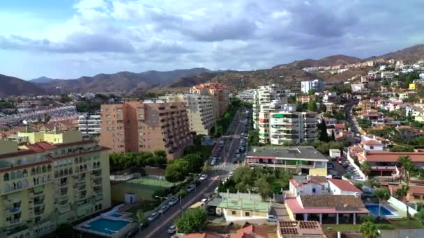 Deniz ve onu çevreleyen dağlar ile Cala del Moral kıyı şeridinin havadan görünümü. Malaga, İspanya. Yaz, 2019 — Stok video
