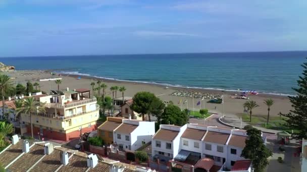 Вид с воздуха на побережье Кала-дель-Мораль с окружающим его морем и горами. Малага, Испания. Лето 2019 года — стоковое видео