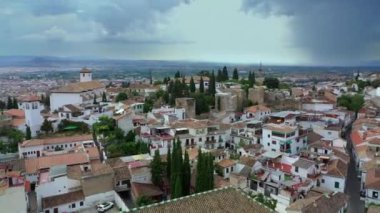 Granada şehrinin havadan insansız hava aracı görünümü, Endülüs. İspanya, Yaz 2019