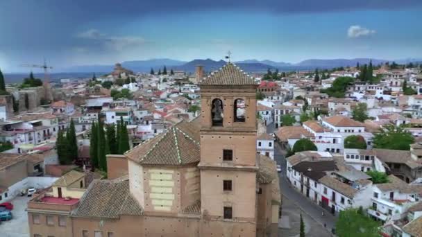 Вид с воздуха на город Гранада, Андалусия. Испания, Лето 2019 — стоковое видео