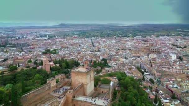 알함브라 고대 성의 공중 무인 항공기 보기. 그라나다 스페인. 2019년 여름 — 비디오