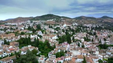 Granada şehrinin havadan insansız hava aracı görünümü, Endülüs. İspanya, Yaz 2019