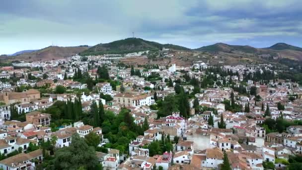 Vista aérea de drones da cidade de Granada, Andaluzia. Espanha, Verão 2019 — Vídeo de Stock