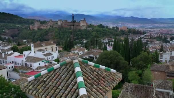 Légi drone kilátás a Alhambra ősi vár. Granada Spanyol. Nyár, 2019 — Stock videók