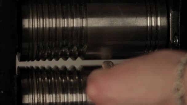 Rolling de lingote de plata en la máquina — Vídeo de stock