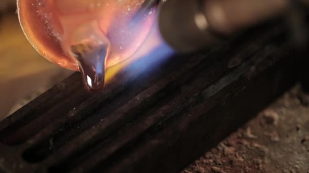 Verser de l'argent fondu dans un moule 