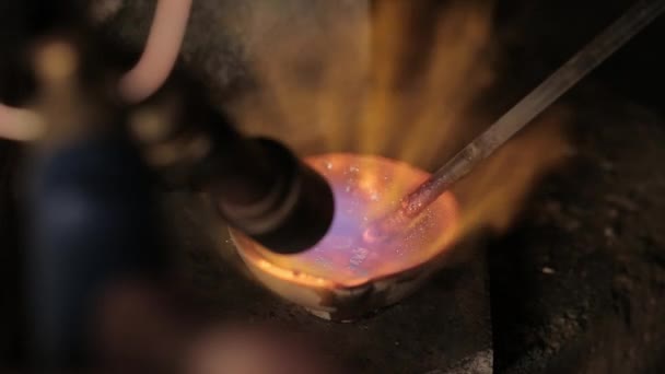 Перемешивание расплавленного металла — стоковое видео