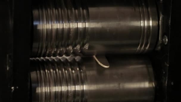 Roulement du lingot d'argent sur la machine — Video