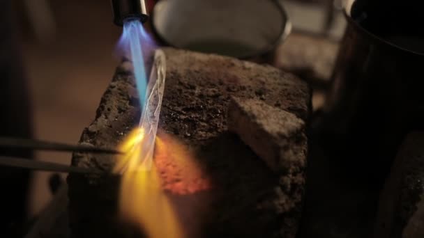 Verwarming van het werkstuk voor de sieraden met een brander — Stockvideo