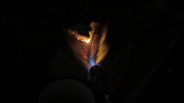 Verwarming van het werkstuk voor de sieraden met een brander — Stockvideo