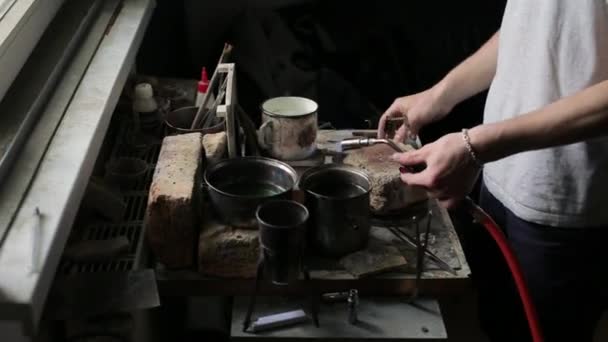 Calentamiento de ácido bórico y ácido cítrico en una taza de agua — Vídeos de Stock