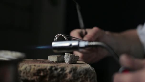 Zilver soldeer voor de ring — Stockvideo